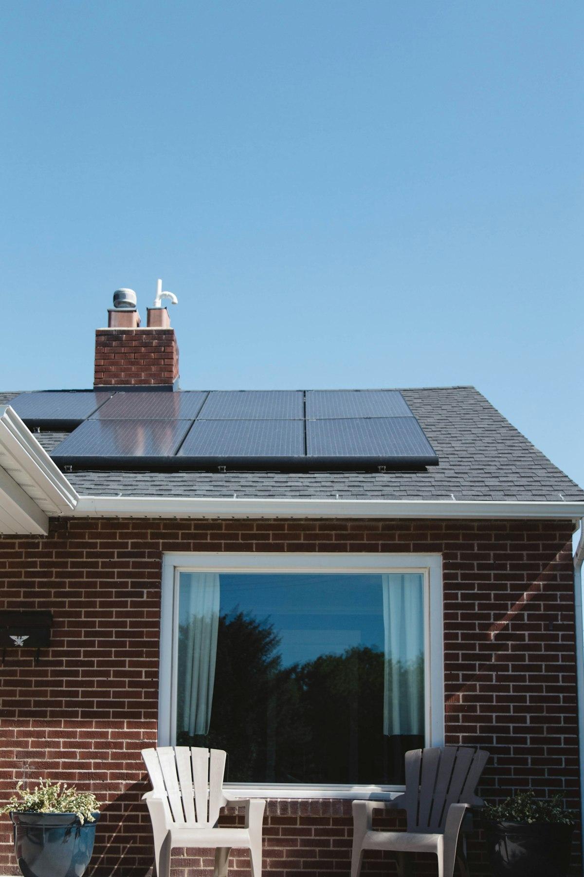 Einfamilienhaus mit montierten Solarmodulen auf dem Dach