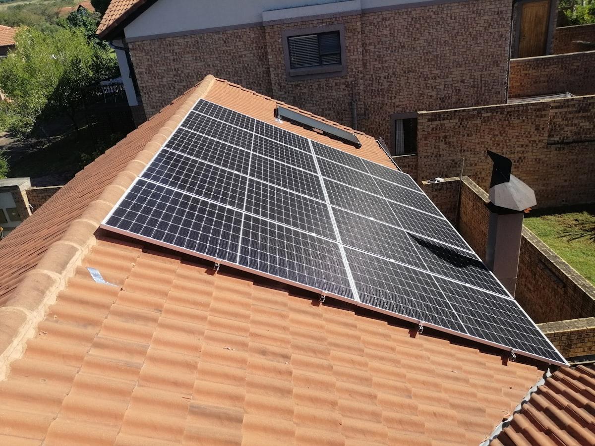 Solarmodule fachgerecht auf einem Ziegeldach befestigt