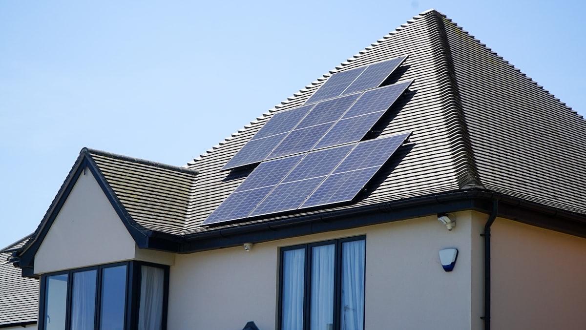 Kompakte Solaranlage auf dem Dach eines modernen Wohnhauses